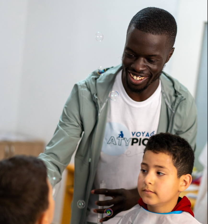 byron avec un petit garçon