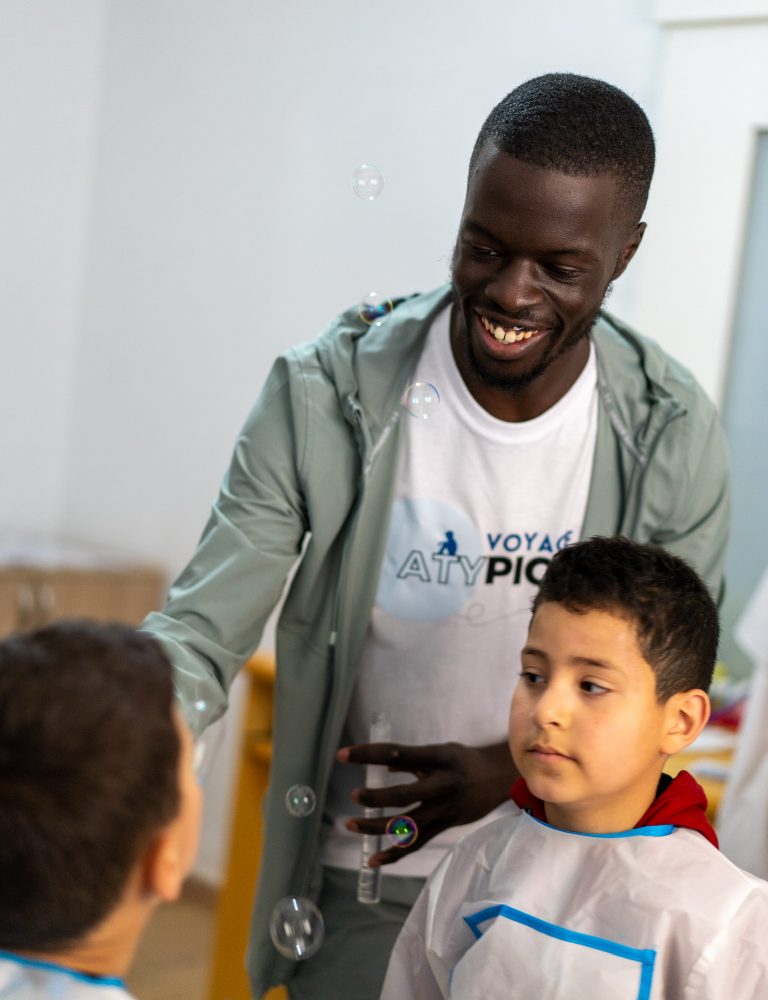 Byron avec un petit garçon